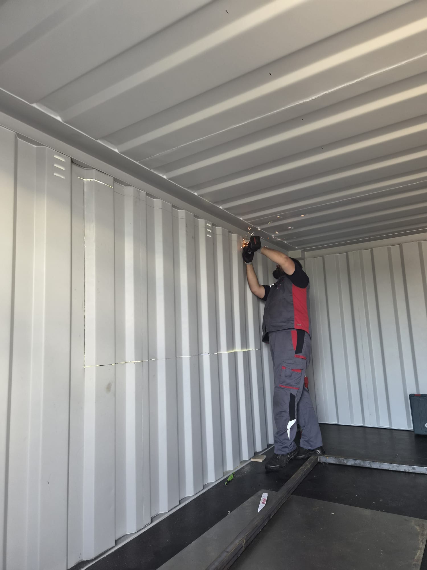 Metallarbeiten im Inneren des Containers